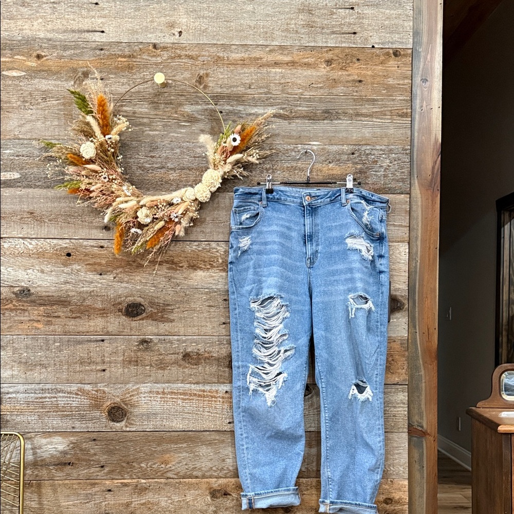 American Eagle Outfitters Light Blue Distressed Boyfriend Jeans